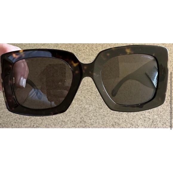 Chanel Sunglasses CH5435, Black/Gold, Brown/black Tortoise Gradient Lens - Picture 1 of 11